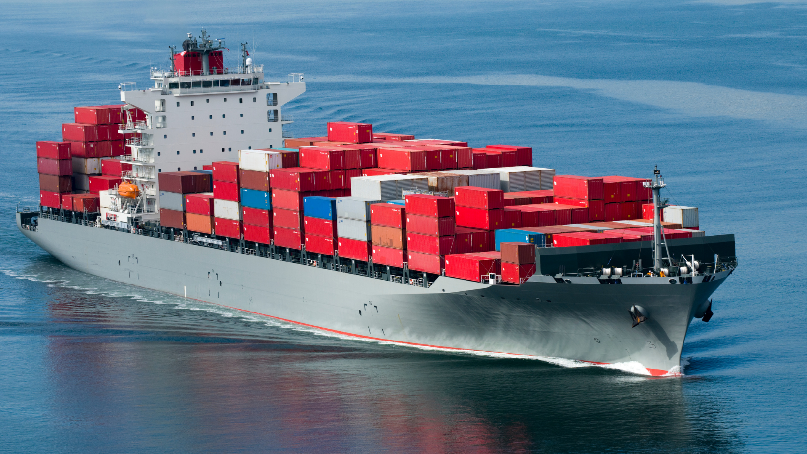 Care sunt avantajele containerelor si ale transportului maritim?