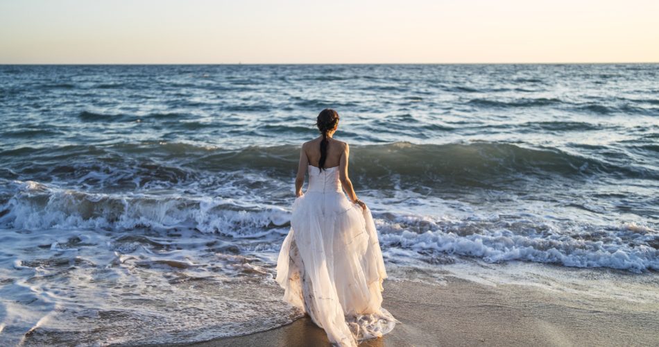 Cum alegem rochia de mireasa pentru o nunta pe plaja