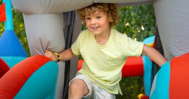 Câte puncte de ancorare sunt necesare și cum se montează corect țărușii unui topogan gonflabil?