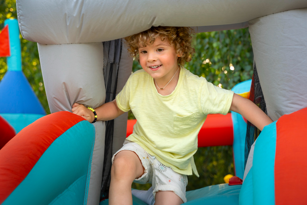 Câte puncte de ancorare sunt necesare și cum se montează corect țărușii unui topogan gonflabil?