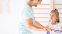 Cum pot verifica dacă exercițiile recomandate sunt adaptate vârstei copilului?