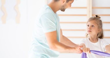 Cum pot verifica dacă exercițiile recomandate sunt adaptate vârstei copilului?