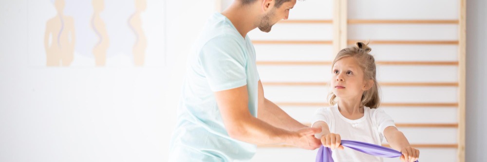 Cum pot verifica dacă exercițiile recomandate sunt adaptate vârstei copilului?