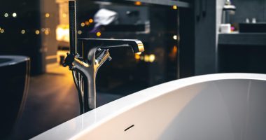 Baterie de baie încastrată sau aparentă, alegerea care îți schimbă felul în care folosești baia
