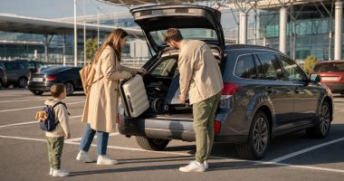 Familie care pregătește bagajele lângă o mașină închiriată, în apropierea unui aeroport